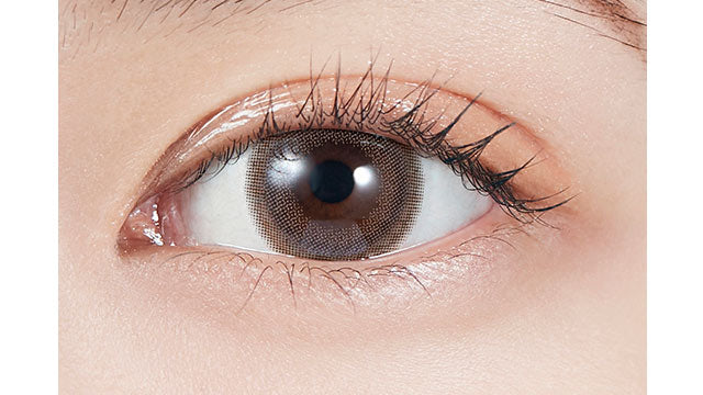 カラーコンタクトレンズ、MOLAK ダークピオニー | 1dayを装用した状態の目のアップ画像