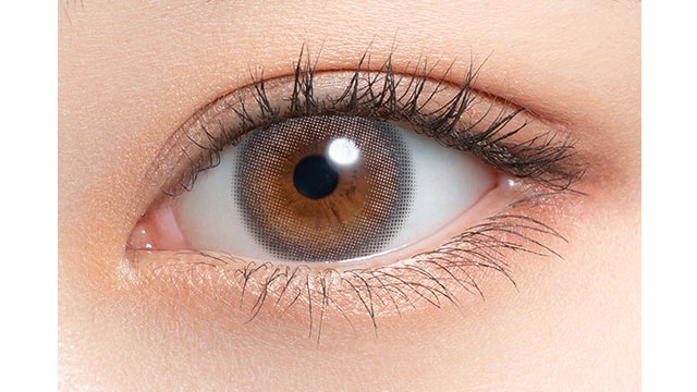 カラーコンタクトレンズ、mimco ピュレグレージュ | 1dayを装用した状態の目のアップ画像