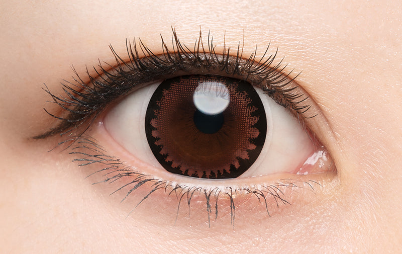 カラーコンタクトレンズ、DopeWink ビターブラウン | 1dayを装用した状態の目のアップ画像