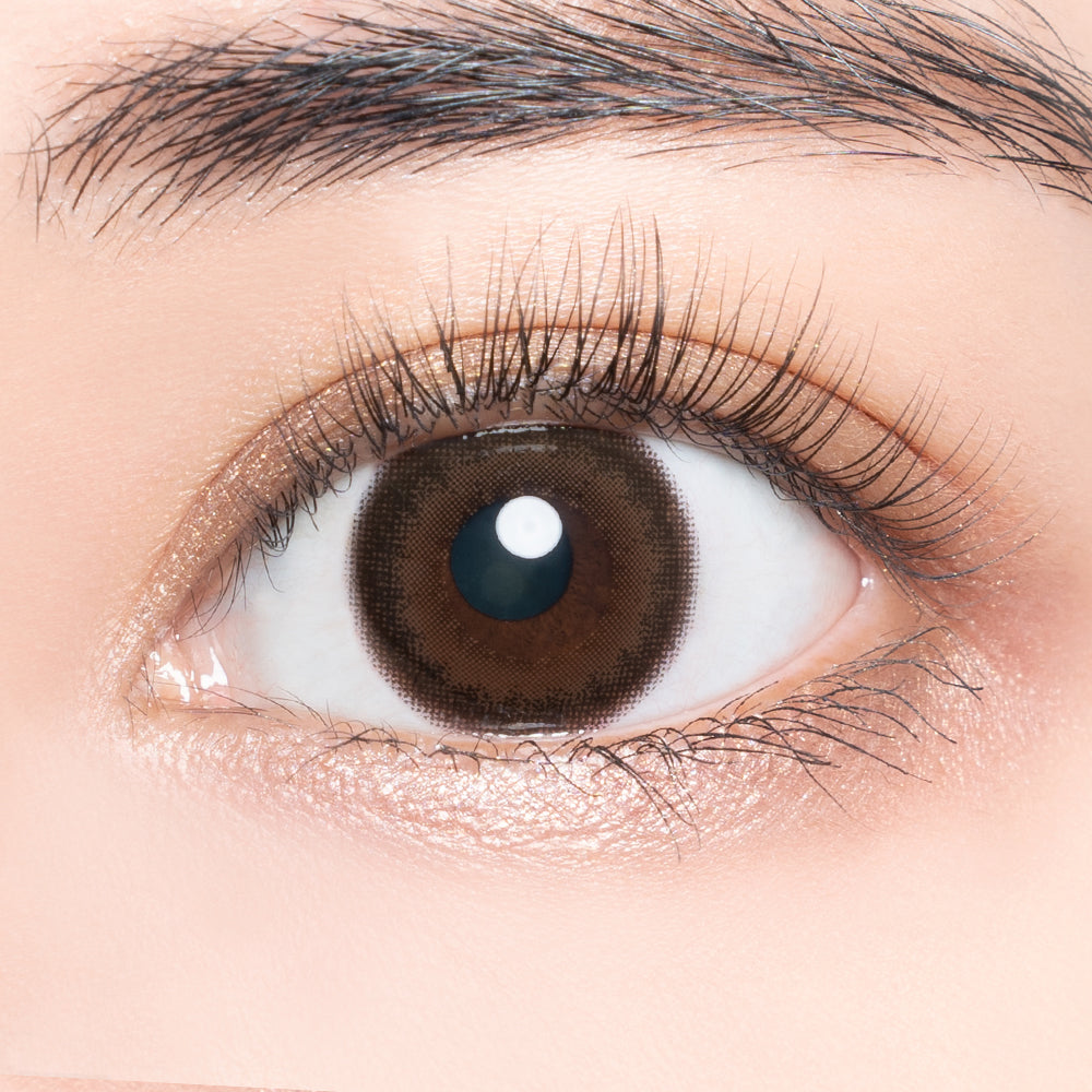 カラーコンタクトレンズ、AND MEE クラシック | 1dayを装用した状態の目のアップ画像