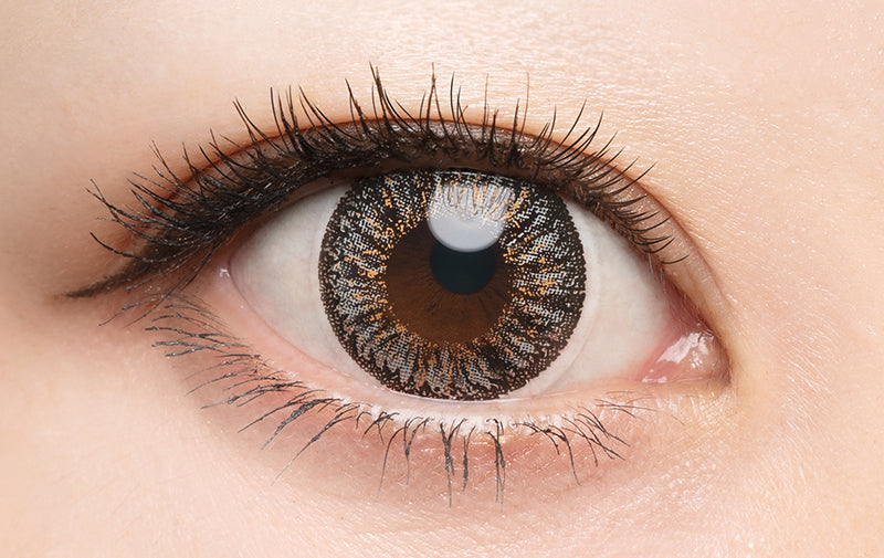 カラーコンタクトレンズ、DopeWink スパイシーグレー | 1dayを装用した状態の目のアップ画像