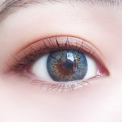 カラーコンタクトレンズ、AND MEE オーシャン | 1monthを装用した状態の目のアップ画像