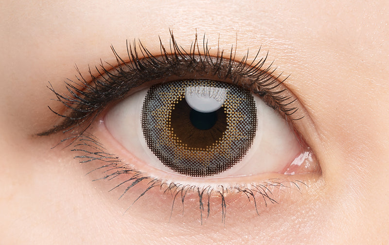 カラーコンタクトレンズ、DopeWink スタイルグレー | 1dayを装用した状態の目のアップ画像