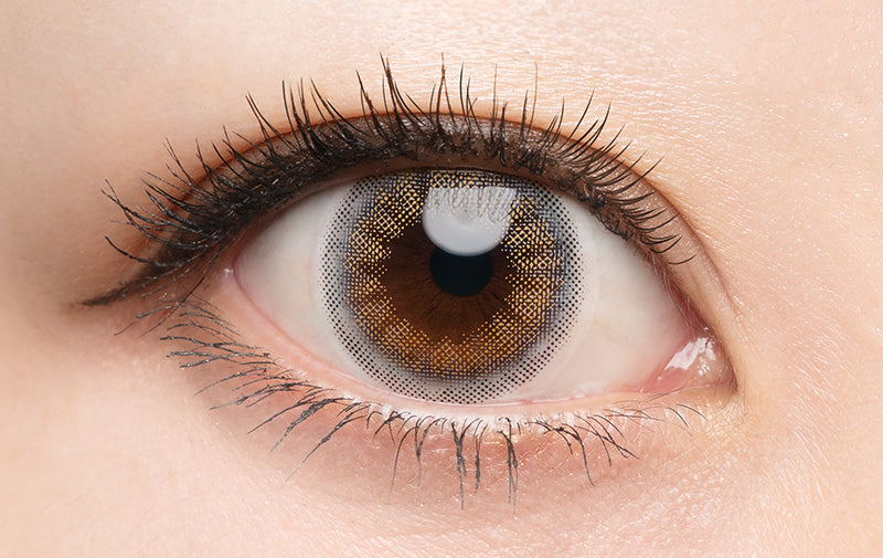 カラーコンタクトレンズ、DopeWink アートグレー | 1dayを装用した状態の目のアップ画像