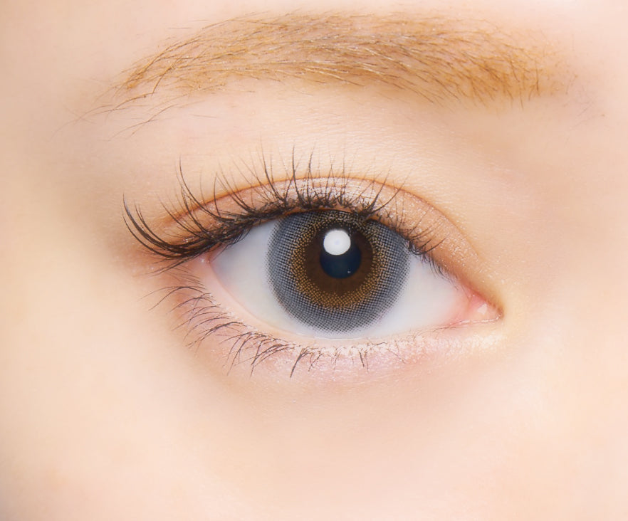 カラーコンタクトレンズ、CRUUM アズール | 1dayを装用した状態の目のアップ画像