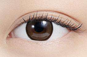 カラーコンタクトレンズ、N’s COLLECTION ホットチョコレート | 1dayを装用した状態の目のアップ画像