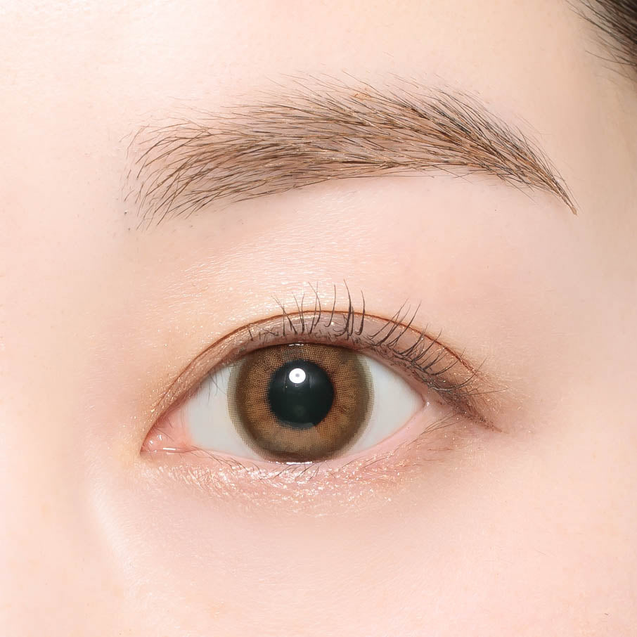 カラーコンタクトレンズ、candymagic アリアナヘーゼル | 1monthを装用した状態の目のアップ画像