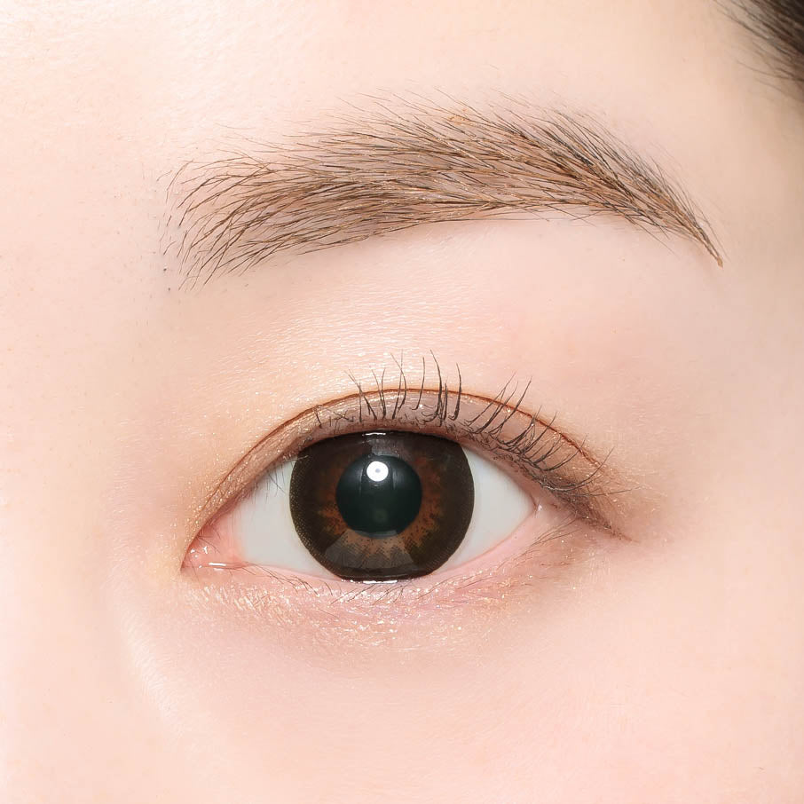 カラーコンタクトレンズ、candymagic ビギナーブラック | 1monthを装用した状態の目のアップ画像