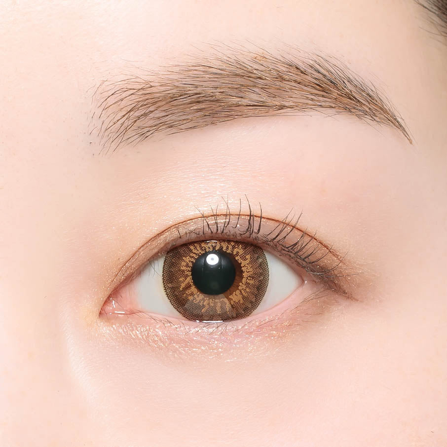 カラーコンタクトレンズ、candymagic ゴシップブラウン | 1monthを装用した状態の目のアップ画像