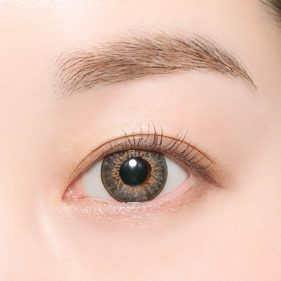 カラーコンタクトレンズ、candymagic ゴシップグレー | 1monthを装用した状態の目のアップ画像