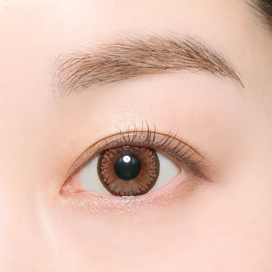 カラーコンタクトレンズ、candymagic シュガーブラウン | 1monthを装用した状態の目のアップ画像