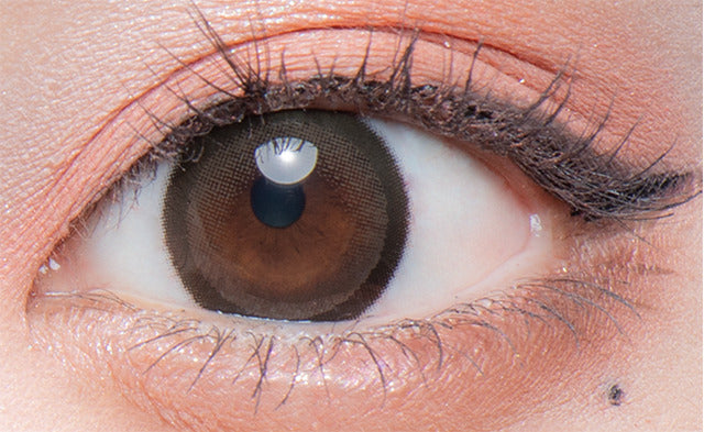 カラーコンタクトレンズ、Flurry by colors リングダークブラウン | 1monthを装用した状態の目のアップ画像