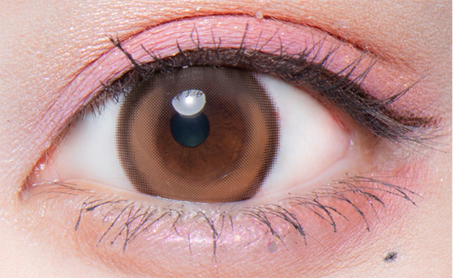 カラーコンタクトレンズ、Flurry by colors お月見だんご | 1monthを装用した状態の目のアップ画像