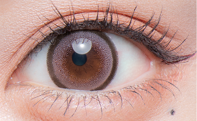 カラーコンタクトレンズ、Flurry by colors リングピンクブラウン | 1monthを装用した状態の目のアップ画像