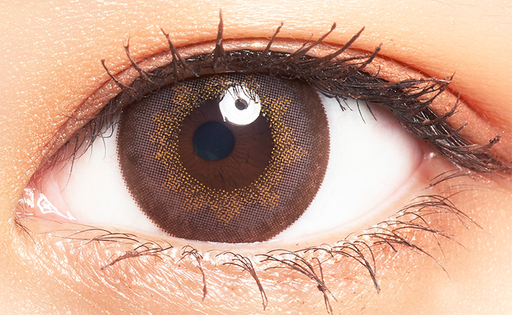 カラーコンタクトレンズ、colors メガブラウン | 1dayを装用した状態の目のアップ画像