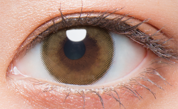 カラーコンタクトレンズ、colors ナチュラルヘーゼルブラウン | 1dayを装用した状態の目のアップ画像