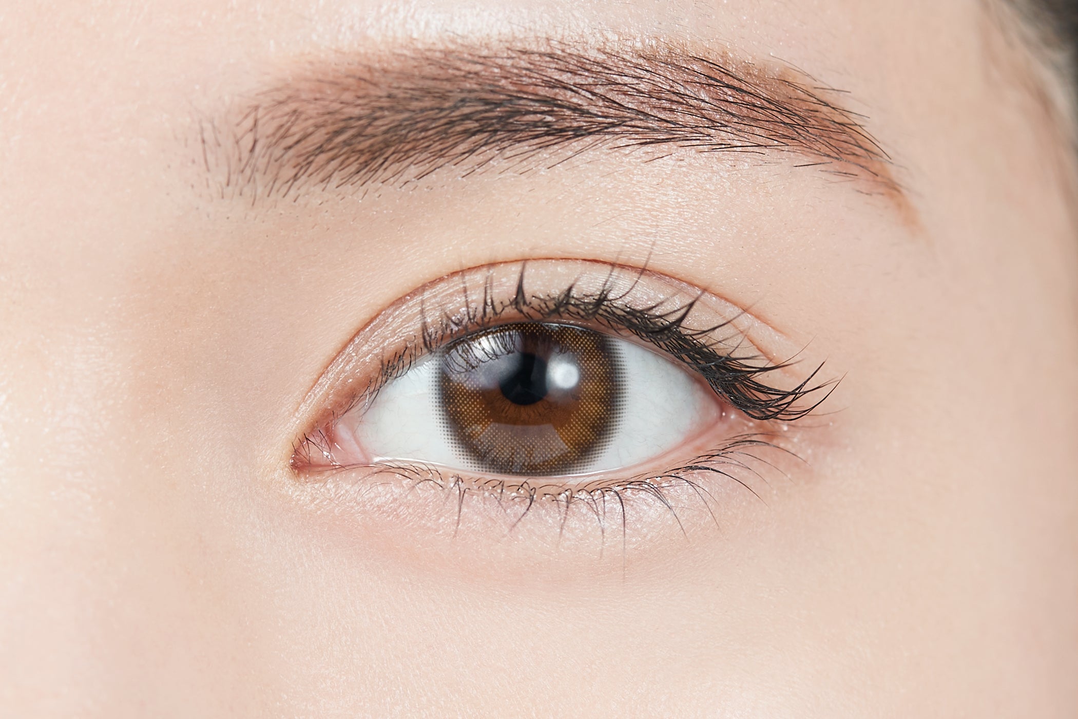 カラーコンタクトレンズ、TOPARDS ガーネット | 1dayを装用した状態の目のアップ画像