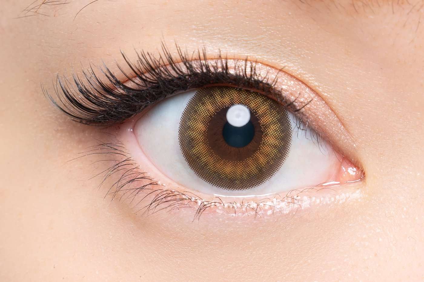 カラーコンタクトレンズ、loveil ムーンリットベージュ | 1dayを装用した状態の目のアップ画像