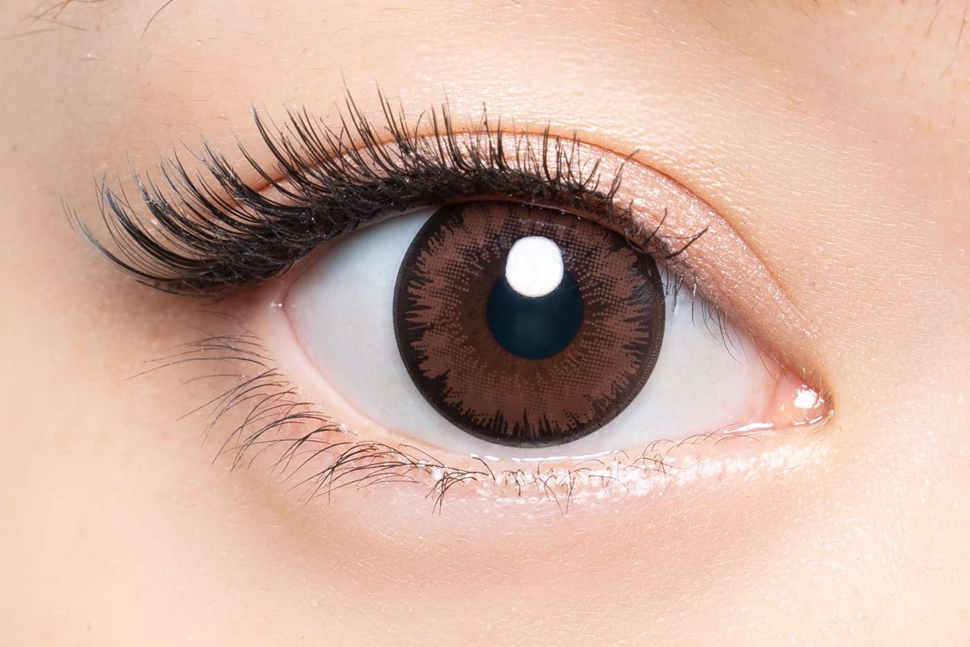 カラーコンタクトレンズ、loveil センシュアルブラウン | 1dayを装用した状態の目のアップ画像