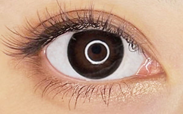 カラーコンタクトレンズ、ANGEL EYES アクセントブラック | CYL(-0.75)/AXIS(180°) | 1dayを装用した状態の目のアップ画像