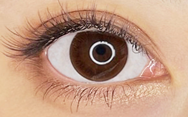 カラーコンタクトレンズ、ANGEL EYES ヴィヴィッドブラウン | CYL(-0.75)/AXIS(180°) | 1dayを装用した状態の目のアップ画像