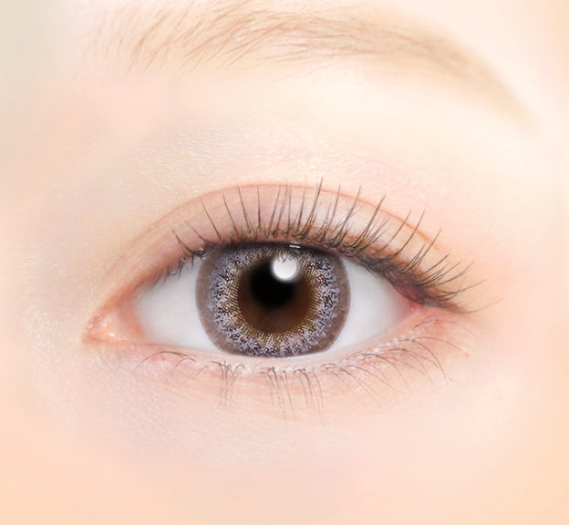 カラーコンタクトレンズ、EYEGENIC パールグレージュ | 1monthを装用した状態の目のアップ画像