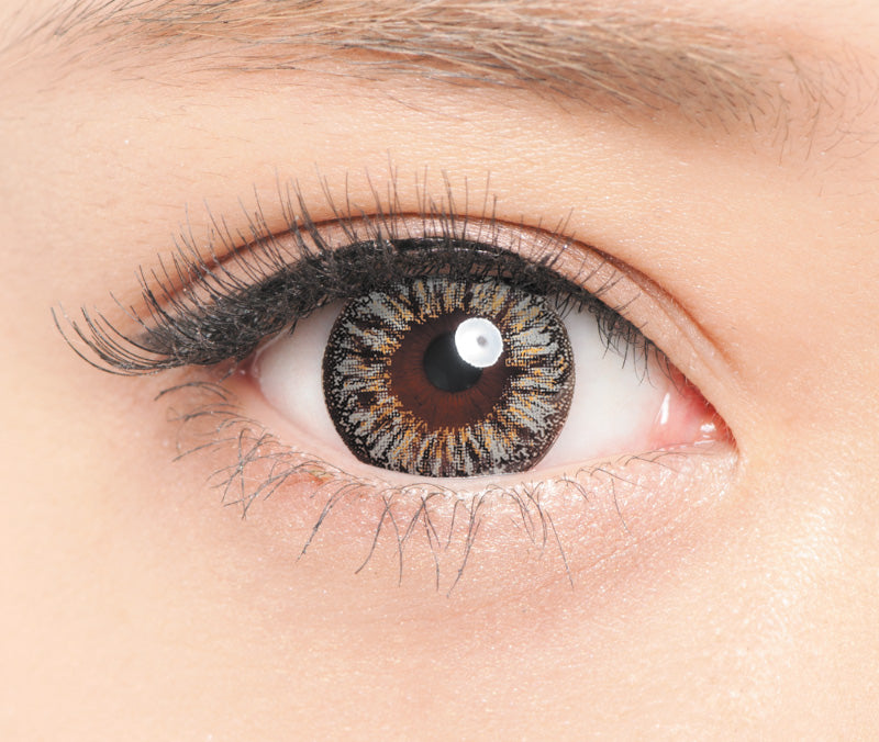 カラーコンタクトレンズ、DopeWink スパイシーグレー | 1monthを装用した状態の目のアップ画像
