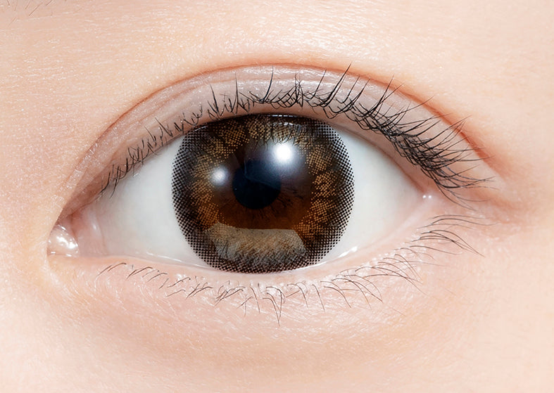 カラーコンタクトレンズ、feliamo チュールブラウン | 1dayを装用した状態の目のアップ画像