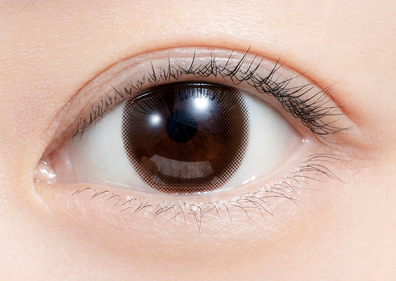 カラーコンタクトレンズ、feliamo シアーブラウン | 1dayを装用した状態の目のアップ画像