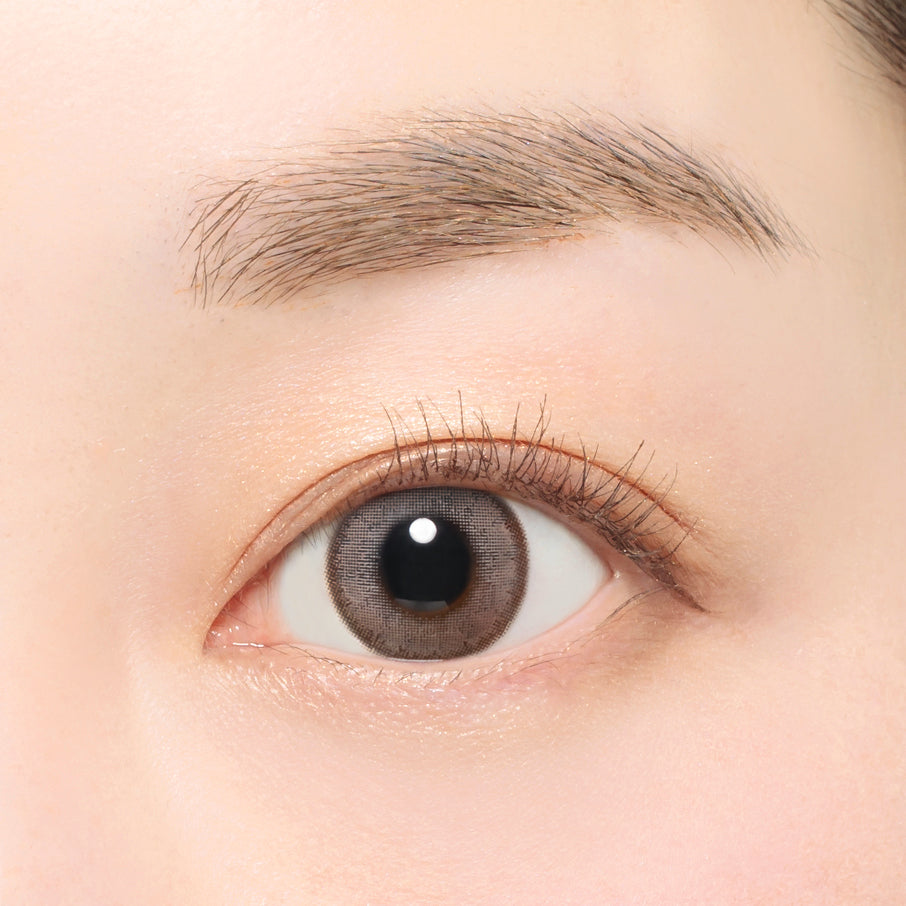 カラーコンタクトレンズ、Luna Natural アーモンド BLB | 1dayを装用した状態の目のアップ画像