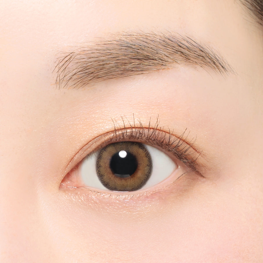 カラーコンタクトレンズ、Luna Natural ラテ BLB | 1dayを装用した状態の目のアップ画像