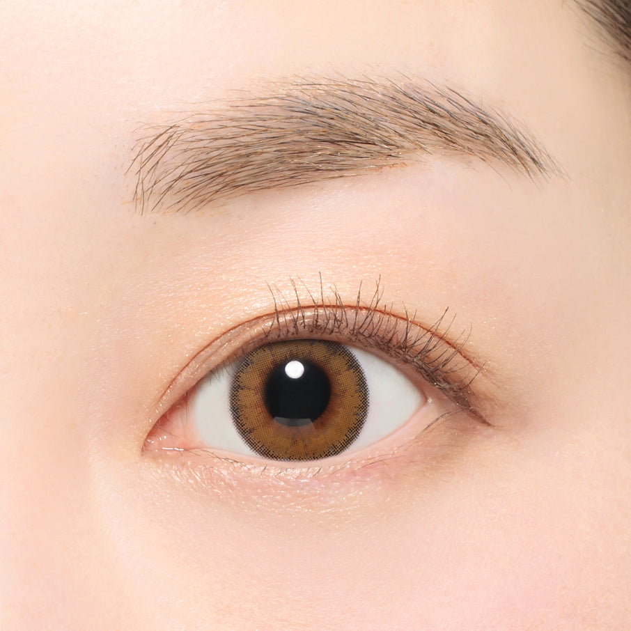 カラーコンタクトレンズ、Luna Natural ラテ | 1monthを装用した状態の目のアップ画像