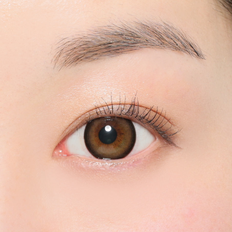 カラーコンタクトレンズ、Victoria モカ | 2weekを装用した状態の目のアップ画像