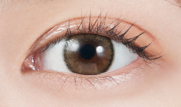 カラーコンタクトレンズ、MOLAK ダズルベージュ | 1monthを装用した状態の目のアップ画像