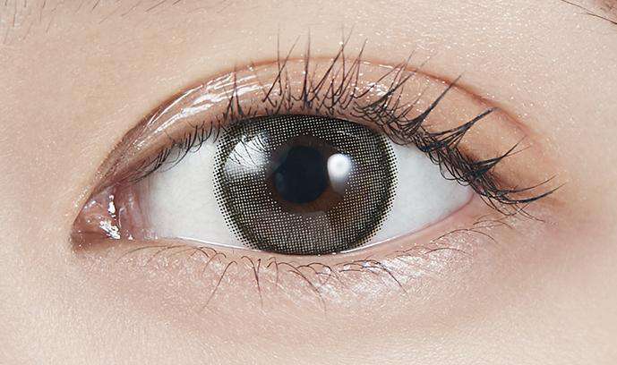 カラーコンタクトレンズ、MOLAK ダズルグレー | 1dayを装用した状態の目のアップ画像