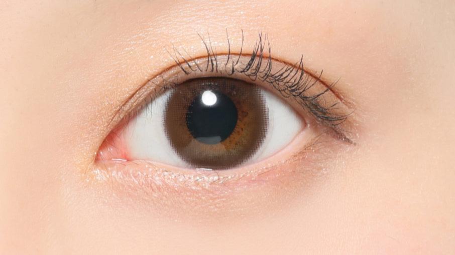 カラーコンタクトレンズ、ReVIA ヌードブラウン | 1dayを装用した状態の目のアップ画像