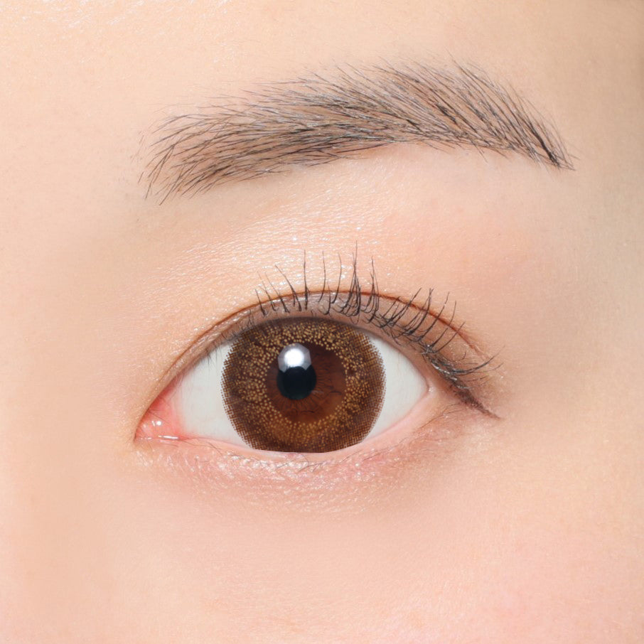 カラーコンタクトレンズ、secret candymagic ベージュ | 1monthを装用した状態の目のアップ画像