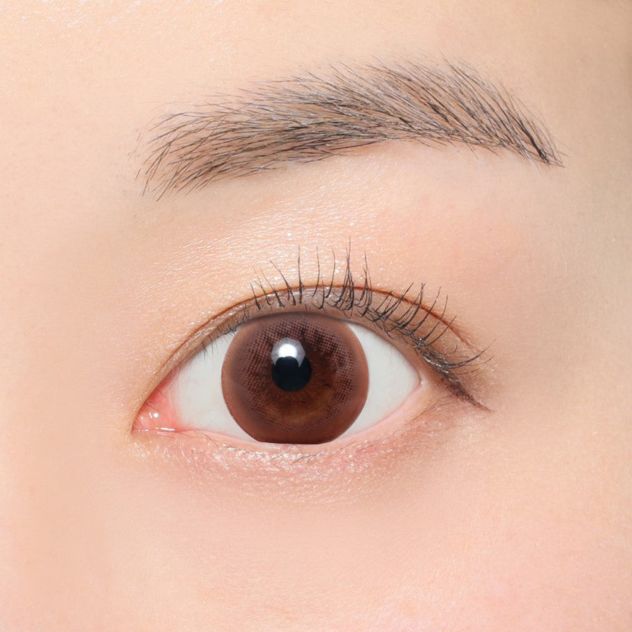 カラーコンタクトレンズ、secret candymagic No.1 チョコレート | 1monthを装用した状態の目のアップ画像