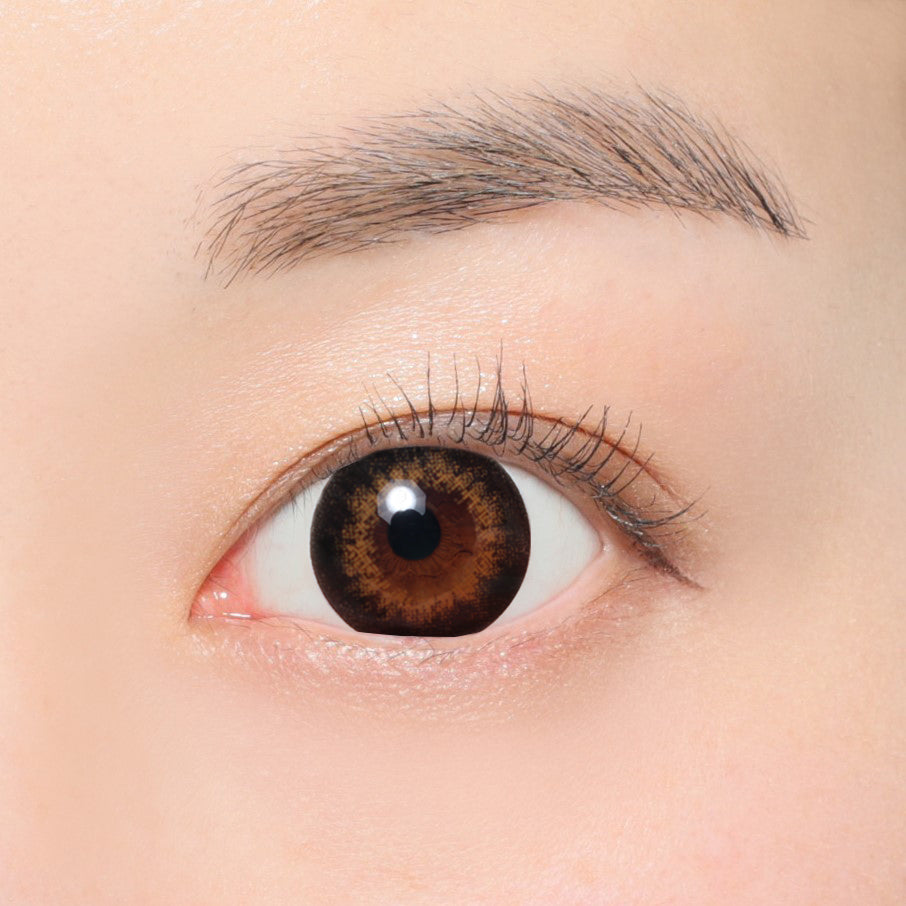 カラーコンタクトレンズ、secret candymagic No.6 ブラウン | 1monthを装用した状態の目のアップ画像