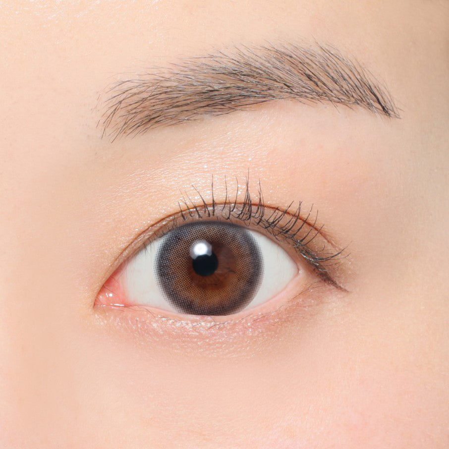 カラーコンタクトレンズ、secret candymagic クリアグレー | 1monthを装用した状態の目のアップ画像