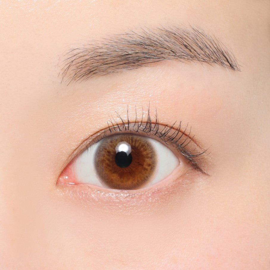 カラーコンタクトレンズ、secret candymagic ライトブラウン | 1monthを装用した状態の目のアップ画像