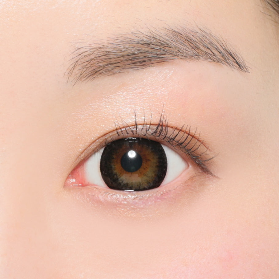 カラーコンタクトレンズ、Victoria ブラック | 1dayを装用した状態の目のアップ画像