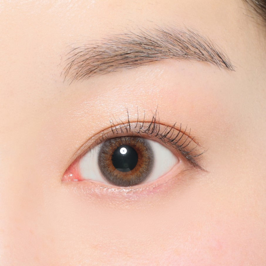 カラーコンタクトレンズ、Victoria ダスティグレー | 1dayを装用した状態の目のアップ画像