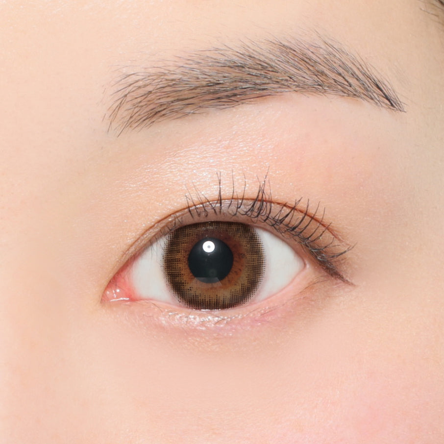 カラーコンタクトレンズ、Victoria ピュアトレンチ | 1dayを装用した状態の目のアップ画像