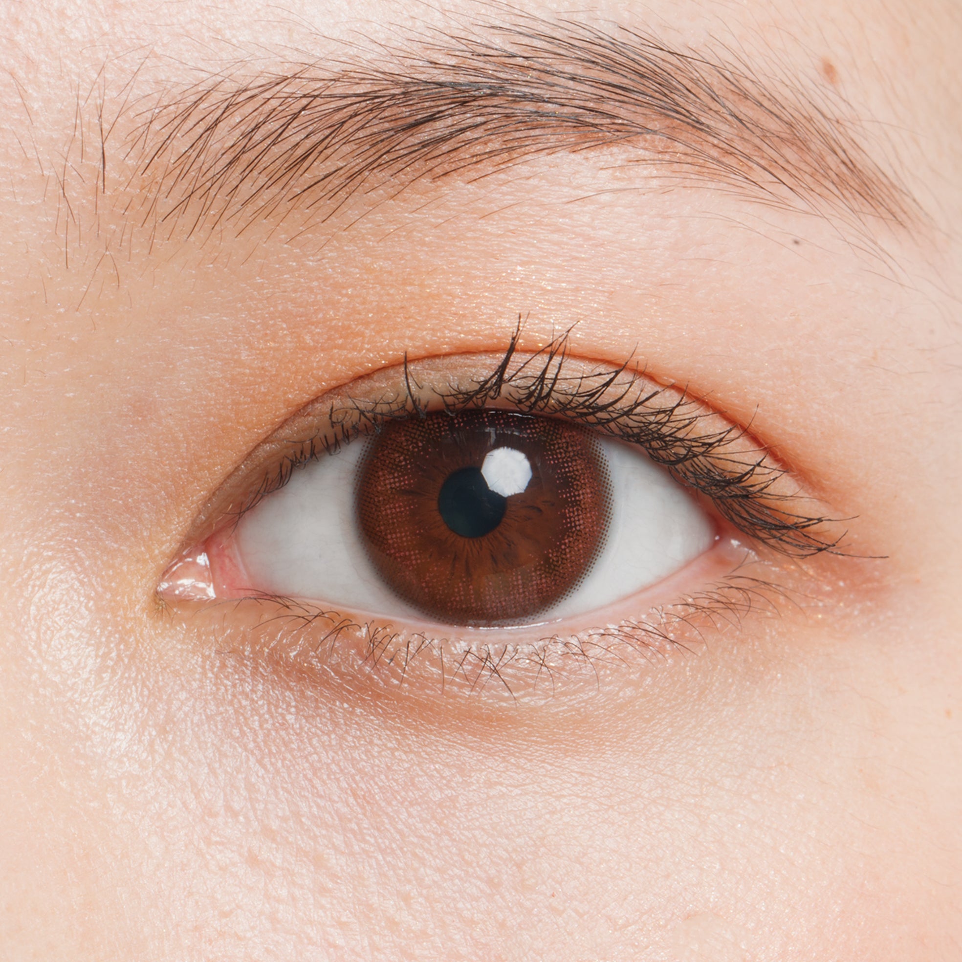 カラーコンタクトレンズ、LuMia ワッフルピンク コンフォート | 1dayを装用した状態の目のアップ画像