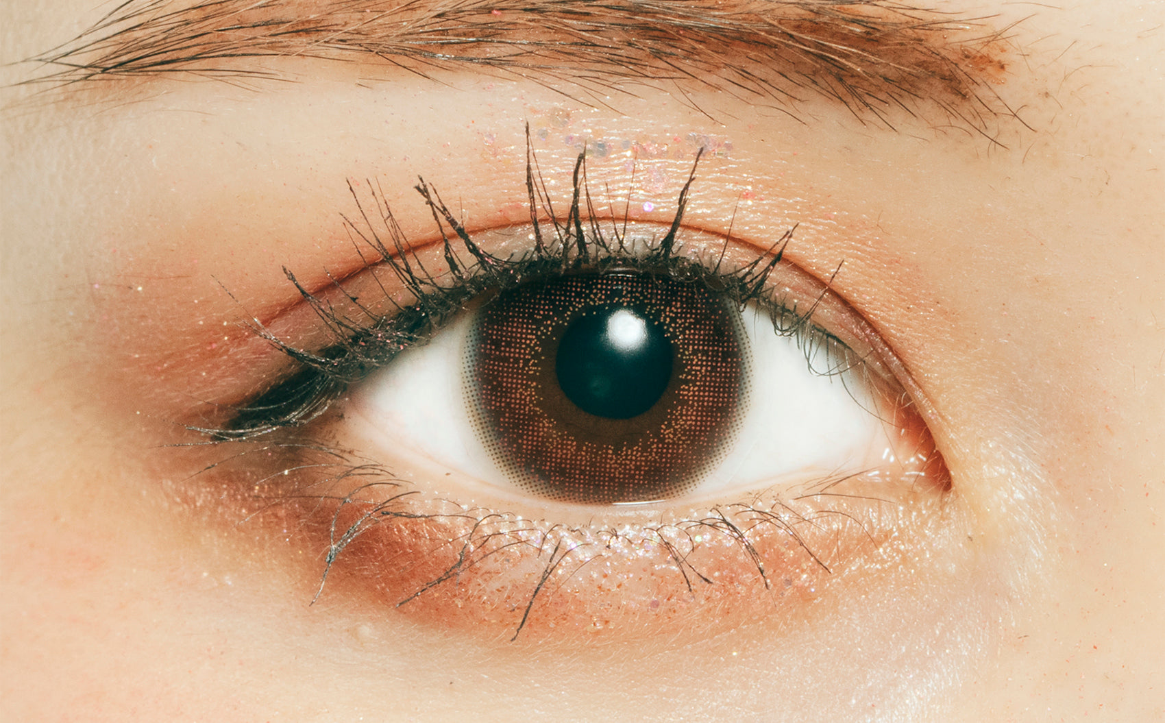 カラーコンタクトレンズ、ramurie トゥワイライトピンク | 1dayを装用した状態の目のアップ画像