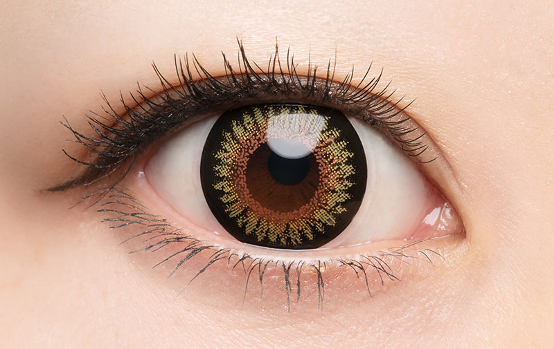 カラーコンタクトレンズ、DopeWink ヘーゼルベージュ | 1dayを装用した状態の目のアップ画像