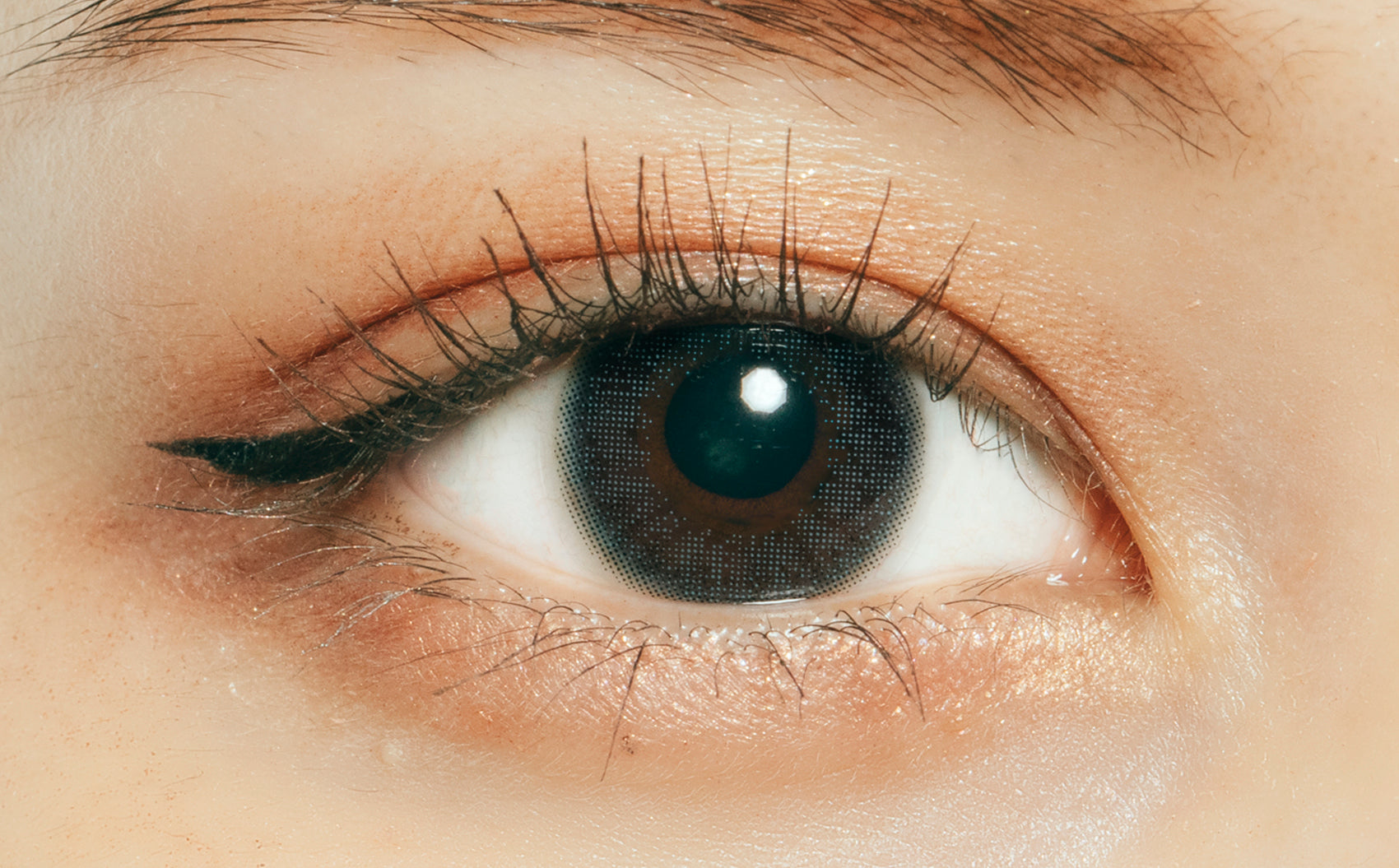カラーコンタクトレンズ、ramurie ティアーグレー | 1dayを装用した状態の目のアップ画像