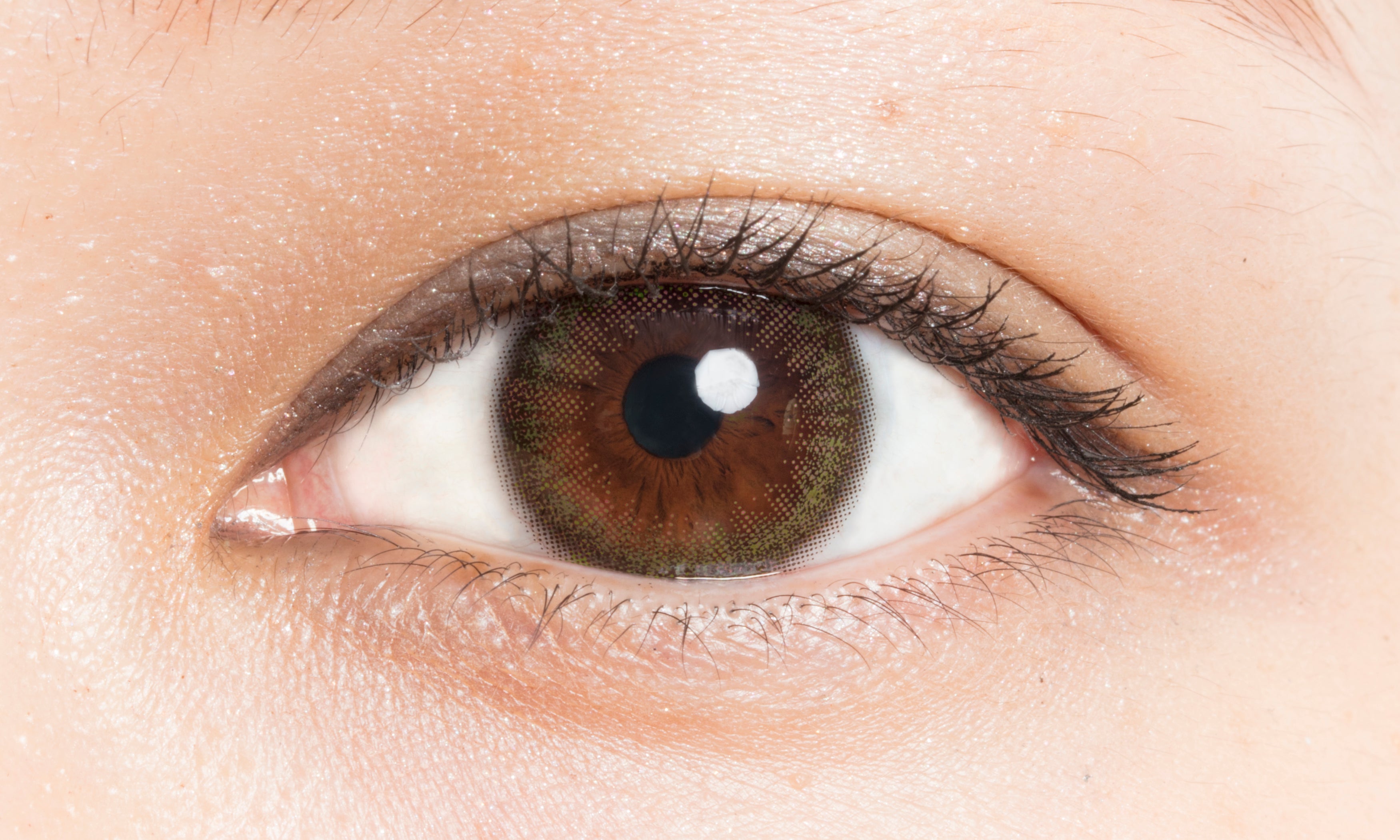 カラーコンタクトレンズ、LuMia シフォンオリーブ モイスチャー14.2mm | 1dayを装用した状態の目のアップ画像