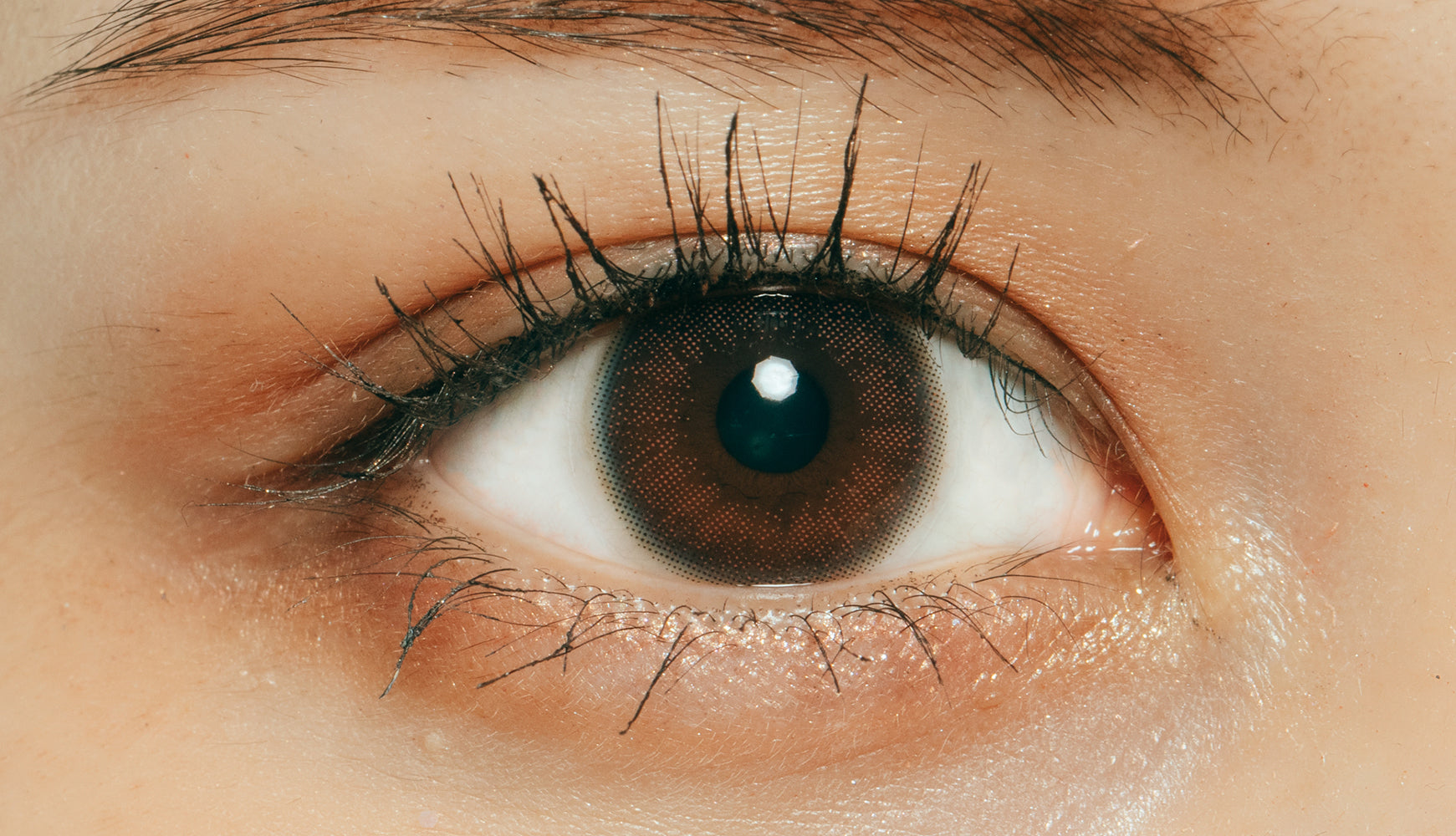 カラーコンタクトレンズ、ramurie コメットピンク | 1dayを装用した状態の目のアップ画像